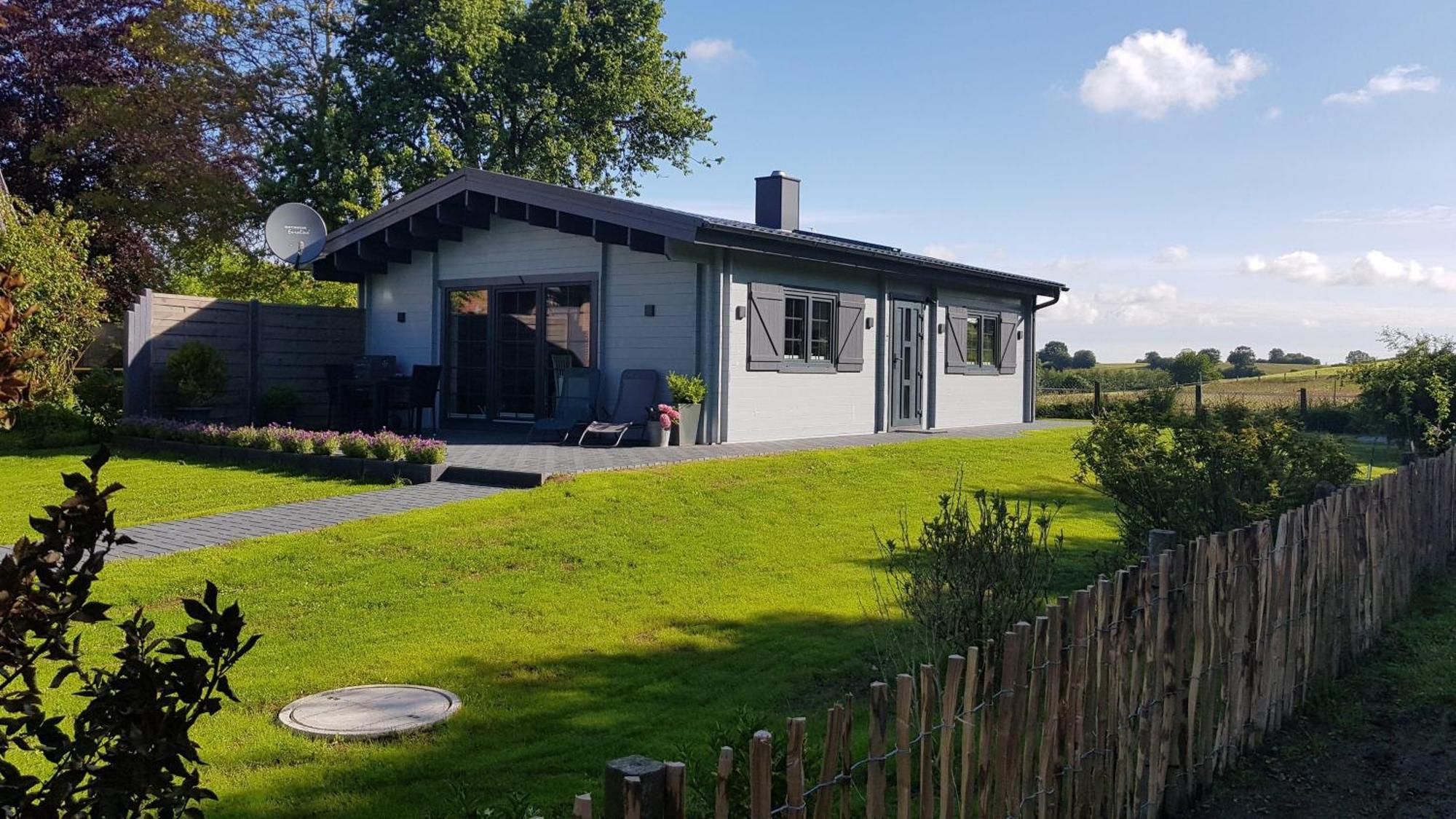 Idyllisches-Blockbohlenhaus-Mit-Eigenem-Garten-Und-Sauna-Zum-Wohlfuehlen Martensrade Dış mekan fotoğraf